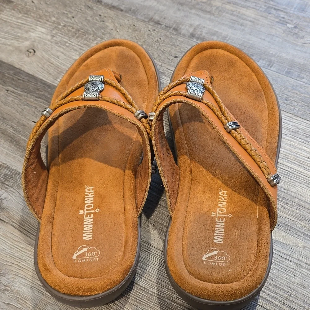 Minnetonka Women's‎ Camel and Silver Accent Leather Sandals| Size 8